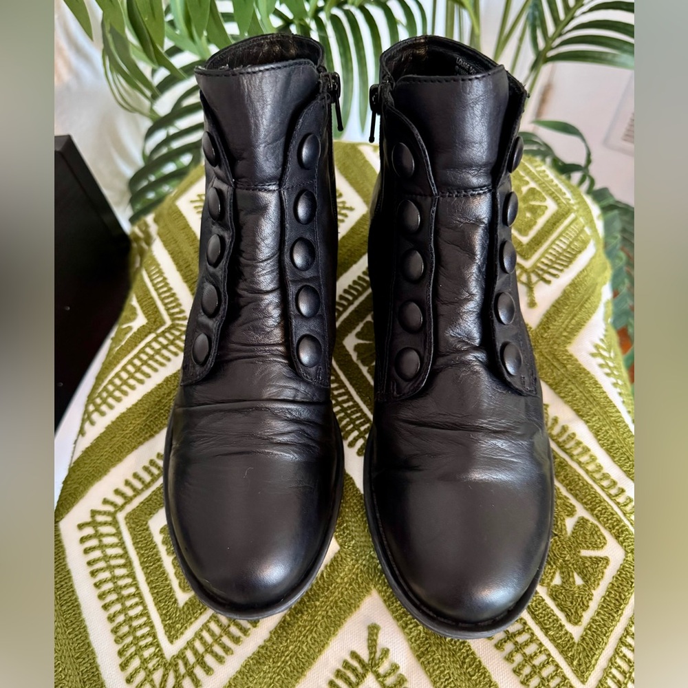 Miz Mooz “Louise” Black Leather Button Front Ankle Boots. Vintage vibe! Size 8 - Picture 3 of 11